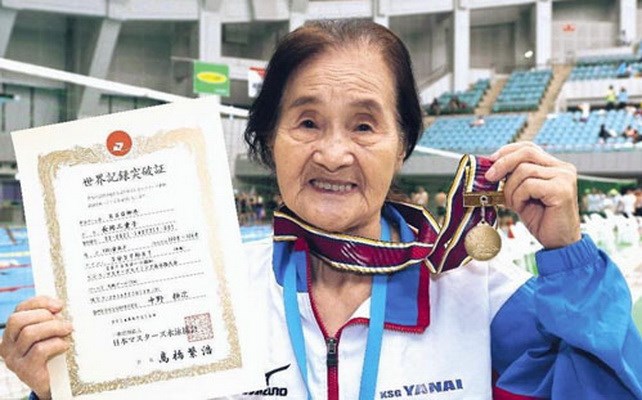 Cụ Mieko Nagaoka, 100 tuổi, đã hoàn tất chặng bơi dài 1.500m.
